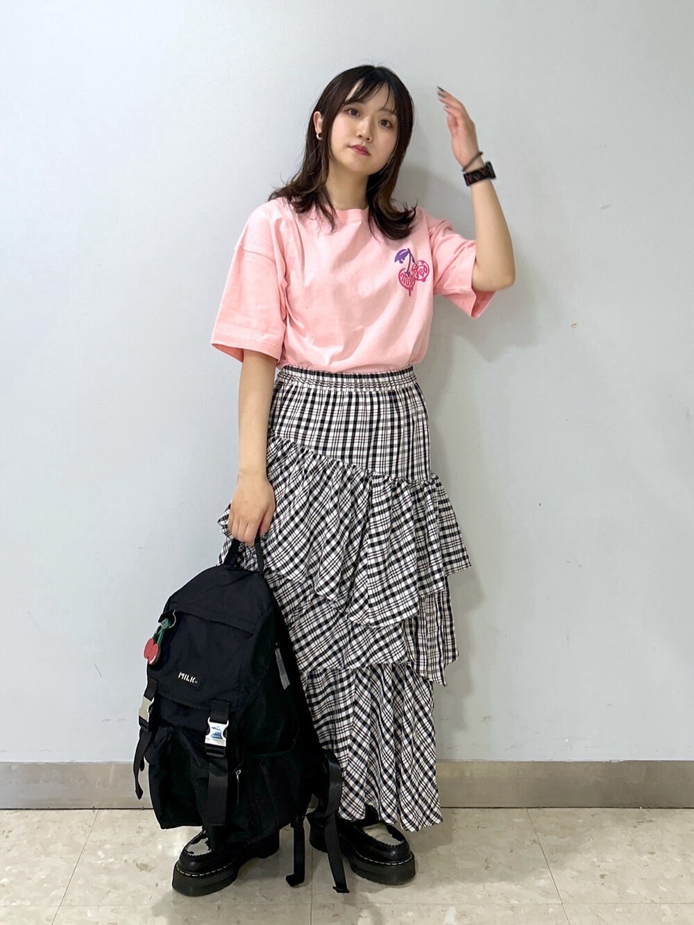 「ミルクフェド、ミルクフェド(MILKFED.)、MILKFED.、チェックスカート、ティアードスカート、さくらんぼ、ピンク、Tシャツ、リュック、休日スタイル、大人かわいい、今日のコーデ、お出かけコーデ、スカートスタイル、着回しコーデ」｜「MILKFED.のMELT CHERRY WIDE S/S TEE（Tシャツ/カットソー、ピンク系）」を使った、レイナさん（レディース・154cm）の春コーディネートの2枚目の写真