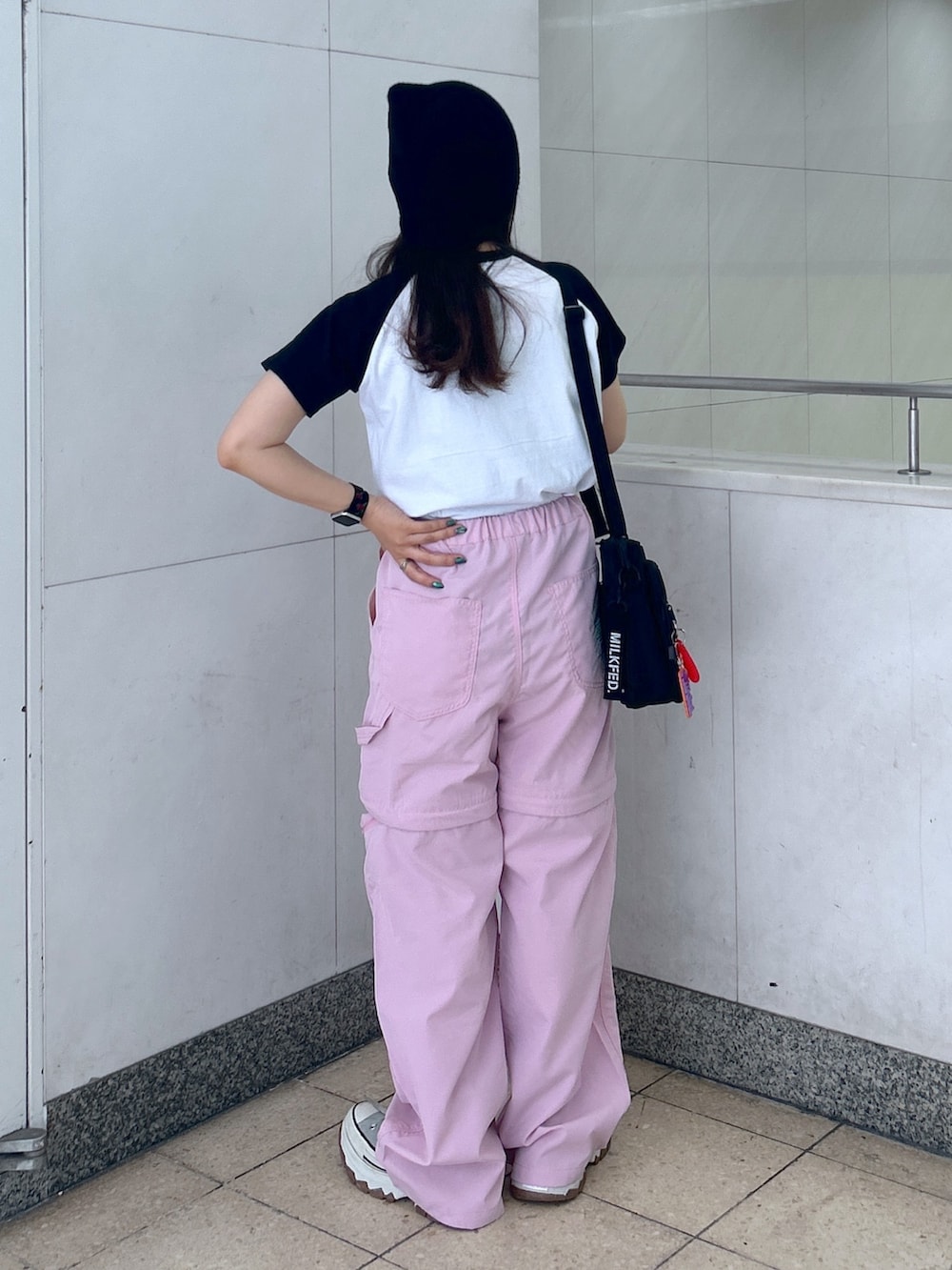 「ミルクフェド、ミルクフェド(MILKFED.)、MILKFED.、春のNewスタイル、ストリート、ショルダーバッグ、チビT、2wayパンツ、ピンクコーデ、韓国コーデ、春ファッション、カラーコーデ、おでかけコーデ、カーゴパンツ、スニーカー」｜「MILKFED.のCIRCLE LOGO COMPACT B/B TEE（Tシャツ/カットソー、ブラック系）」を使った、レイナさん（レディース・154cm）の春コーディネートの2枚目の写真
