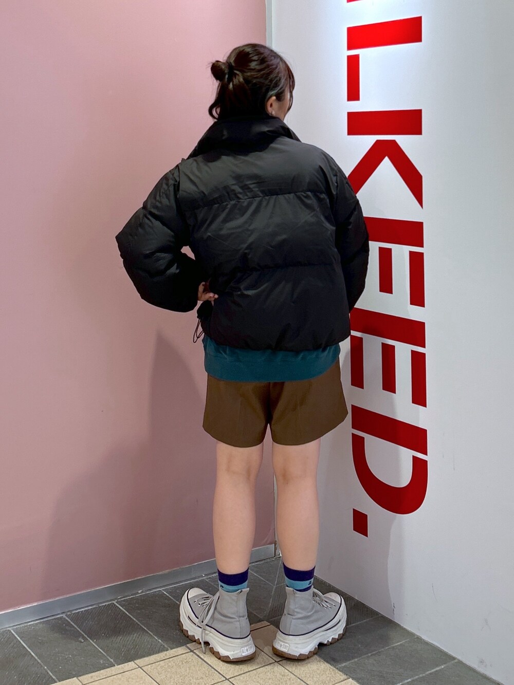 「クリスマスに着たい服、ミルクフェド、ミルクフェド(MILKFED.)、MILKFED.、ジャケット、パファージャケット、ショートパンツ、ダウンジャケット、オトナカジュアル、冬のコーデ、ストリート、お出かけコーデ、今日のコーデ、ootd、冬アウター」｜「MILKFED.のSHORT PANTS（その他パンツ、ブラウン系）」を使った、レイナさん（レディース・154cm）の冬コーディネートの2枚目の写真