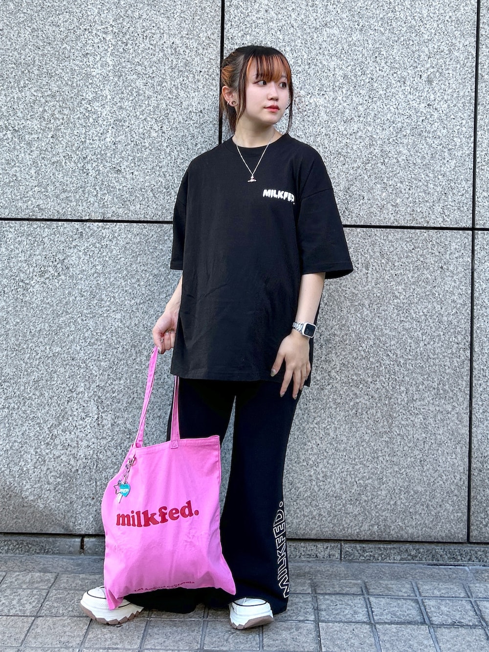 「秋先取りコーデ、パンツスタイル、スウェットパンツ、フレアパンツ、トートバッグ、ミルクフェド、ミルクフェド(MILKFED.)、MILKFED.、Tシャツ、ロゴT、ラクチンコーデ、おしゃれさんと繋がりたい、カラーコーデ、ゆるコーデ、骨格ウェーブ」｜「MILKFED.のMELT BAR LOGO WIDE S/S TEE（Tシャツ/カットソー、ブラック系）」を使った、レイナさん（レディース・154cm）の夏コーディネートの3枚目の写真