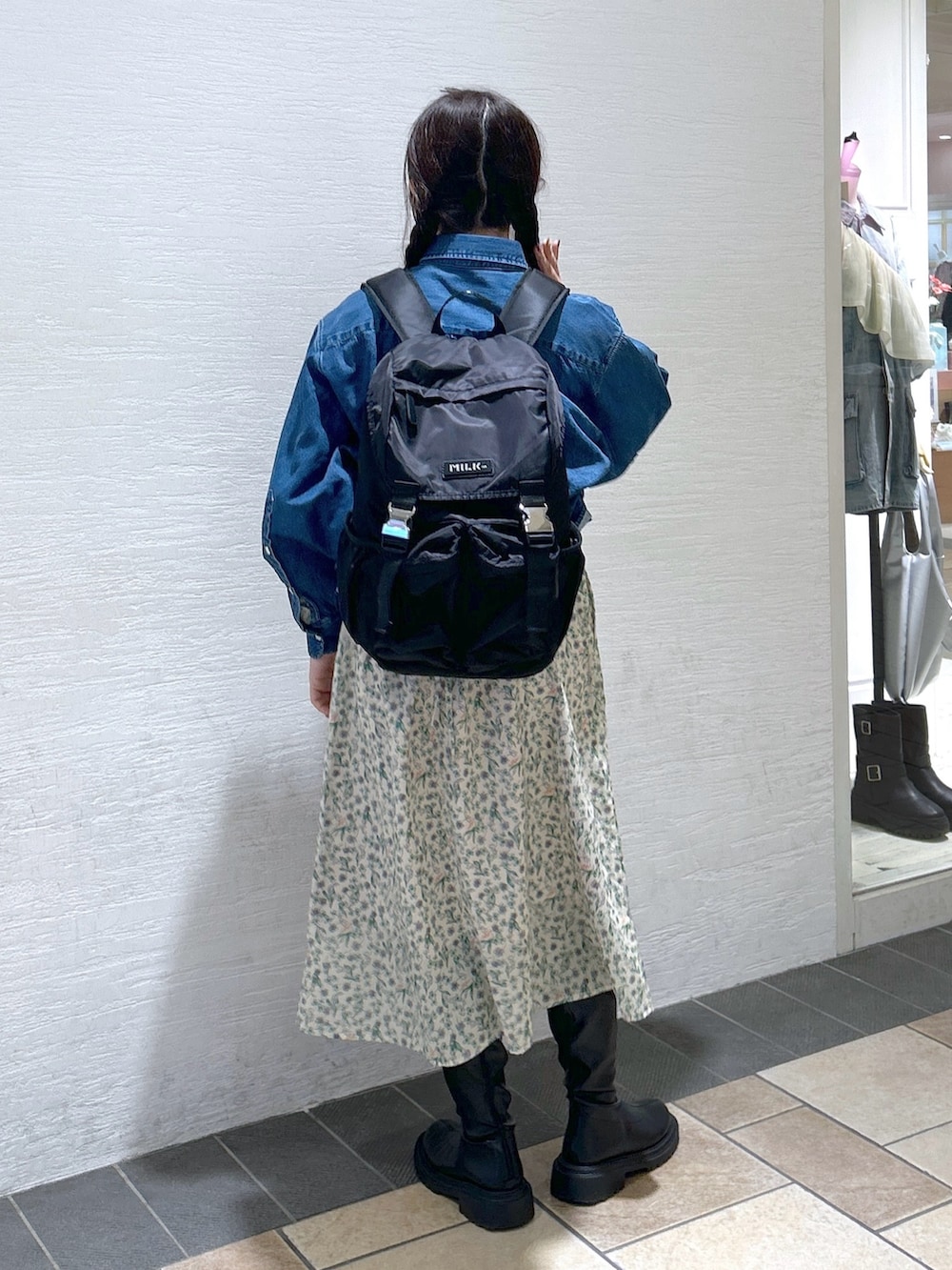 「春のおしゃ見えテクニック、ミルクフェド、ミルクフェド(MILKFED.)、MILKFED.、ワンピース、デニムシャツ、花柄ワンピース、リュック、春服みてみて、お出かけコーデ、休日スタイル、お花見コーデ、大人ガーリー、ホワイトコーデ、春服コーデ」｜「MILKFED.のDENIM SHIRT（シャツ/ブラウス、ブルー系）」を使った、レイナさん（レディース・154cm）の春コーディネートの2枚目の写真