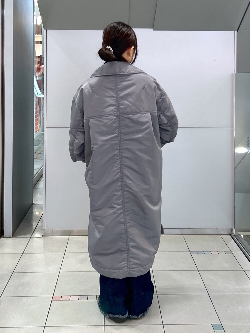 「MILKFED.、ミルクフェド、ミルクフェド(MILKFED.)、MA-1、ロングコート、ロングジャケット、重ね着ベストシーズン、グレー、ストリート、ストリートコーデ、フレアデニム、ビッグシルエット、ラクチンコーデ」｜「MILKFED.のMA-1 FLIGHT LONG JACKET（MA-1、グレー系）」を使った、レイナさん（レディース・154cm）の秋コーディネートの2枚目の写真