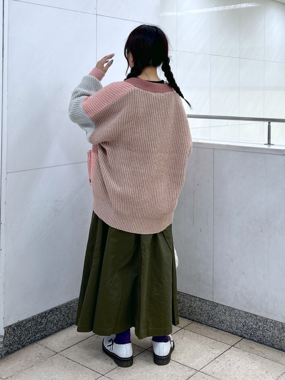 「ファッションを楽しもう、WEARyouthコーデ、ミルクフェド、ミルクフェド(MILKFED.)、MILKFED.、ニットカーディガン、ロンT、キルティング、キルティングバッグ、今日のコーデ、デートスタイル（WOMEN）、Dr.Martens、大人カジュアル、ootd」｜「MILKFED.のPANELED KNIT CARDIGAN（カーディガン/ボレロ、ピンク系）」を使った、レイナさん（レディース・154cm）の秋コーディネートの2枚目の写真