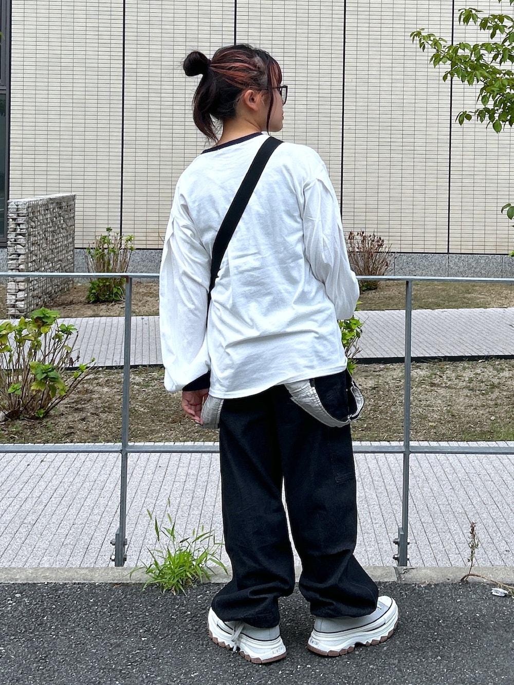 「秋服準備はじめました、ロンT、カラー×コーデ、メガネ女子、ショルダーバッグ、ミルクフェド、ミルクフェド(MILKFED.)、秋コーデ、MILKFED.、リンガーTシャツ、骨格ウェーブ、低身長コーデ、おしゃれさんと繋がりたい、今日のコーデ、厚底スニーカー」｜「MILKFED.のRINGER L/S TOP（Tシャツ/カットソー、ホワイト系）」を使った、レイナさん（レディース・154cm）の秋コーディネートの2枚目の写真