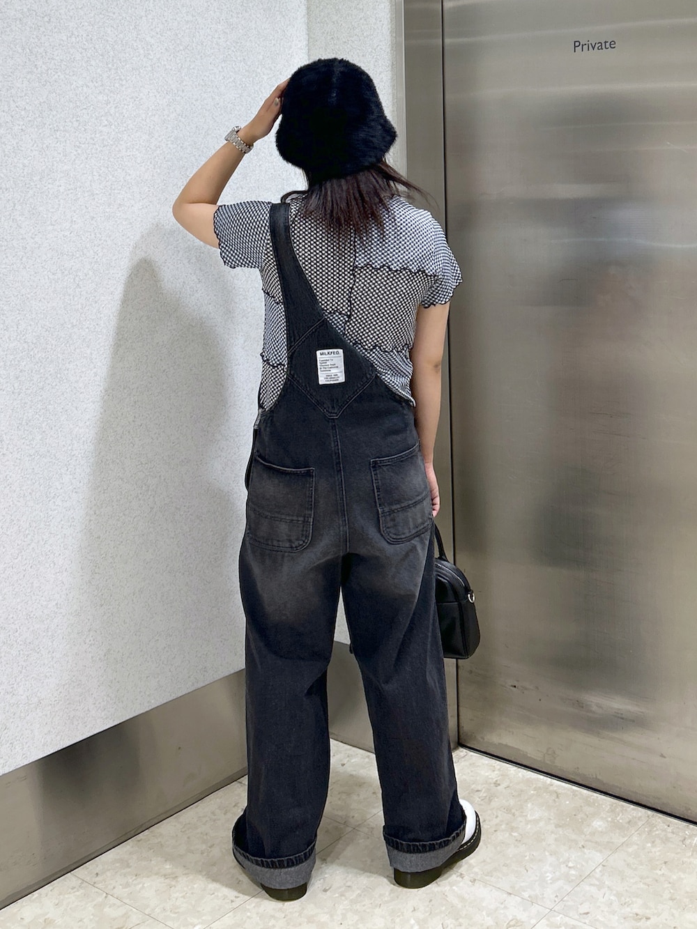 「ミルクフェド、ミルクフェド(MILKFED.)、MILKFED.、オーバーオール、ブラックコーデ、休日コーデ、おしゃれさんと繋がりたい、ZOZOセール2023夏、大人カジュアル、骨格ウェーブ、カラー×コーデ、夏コーデ、デニムコーデ、Dr.Martens、オトナカジュアル」｜「INGNIのシャギーハット（ハット、ブラック系）」を使った、レイナさん（レディース・154cm）の夏コーディネートの2枚目の写真