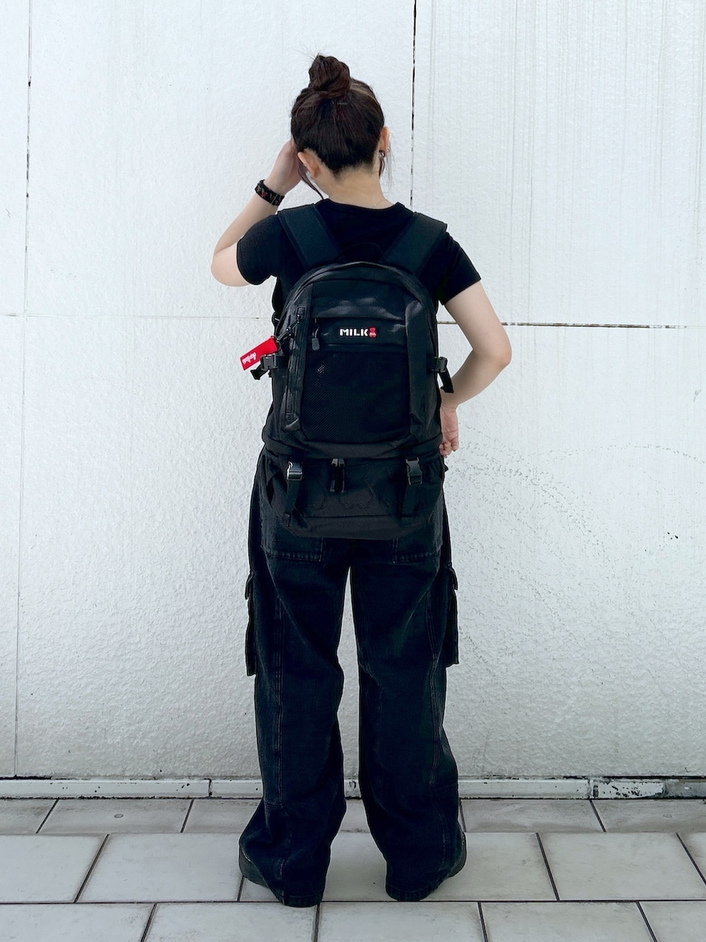 「ミルクフェド、ミルクフェド(MILKFED.)、MILKFED.、aqostudiospace、韓国ファッション、カーゴパンツ、ピチT、リュック、バックパック、ストリート、ootd、ストリートコーデ、ブラックコーデ、コラボ、お出かけコーデ」｜「AQO STUDIO SPACEのMILKFED.xAQO STUDIOS NEO EMBROIDERY BACKPACK（バックパック/リュック、ブラック系）」を使った、レイナさん（レディース・154cm）の春コーディネートの2枚目の写真