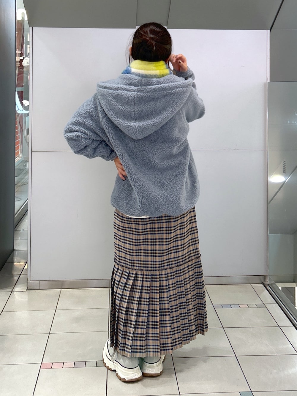 「ファッションを楽しもう、WEARyouthコーデ、ミルクフェド、ミルクフェド(MILKFED.)、MILKFED.、ボアジャケット、ボアブルゾン、チェックスカート、チェック、マフラー、ストール、きれいめカジュアル、お出かけコーデ、マフラーぐるぐる、クリスマスに着たい服」｜「MILKFED.のBOA ZIP UP HOODED JACKET（ブルゾン、ブルー系）」を使った、レイナさん（レディース・154cm）の秋コーディネートの2枚目の写真