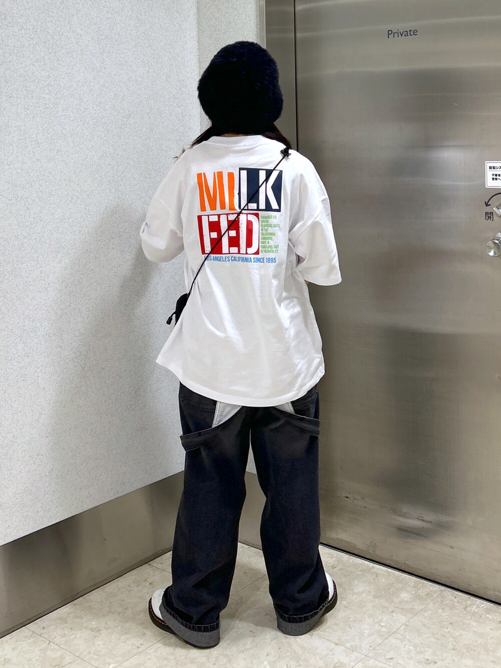 「ミルクフェド、ミルクフェド(MILKFED.)、MILKFED.、ZOZOセール2023夏、ビッグシルエット、ストリートコーデ、オーバーサイズ、オーバーオール、Dr.Martens、メンズコーデ、メンズライク、ロゴT、Tシャツ、夏コーデ、着回しコーデ」｜「INGNIのシャギーハット（ハット、ブラック系）」を使った、レイナさん（レディース・154cm）の夏コーディネートの2枚目の写真