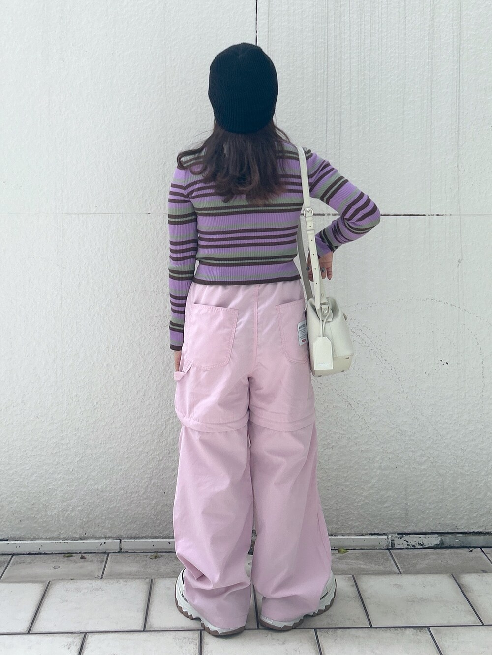 「ミルクフェド、ミルクフェド(MILKFED.)、MILKFED.、カーディガン、カーゴパンツ、２ＷＡＹ、ショルダーバッグ、ストリート、ストリートコーデ、ピンク、パープル、休日スタイル、お出かけコーデ、今日のコーデ、ootd」｜「MILKFED.のSTRIPE KNIT FITTED CARDIGAN（カーディガン/ボレロ、パープル系）」を使った、レイナさん（レディース・154cm）の春コーディネートの2枚目の写真