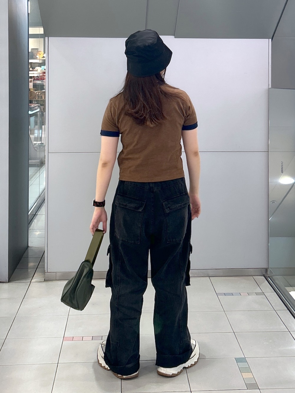 「ミルクフェド、MILKFED.、ミルクフェド(MILKFED.)、チビT、リンガーTシャツ、ブラウン、ハンドバッグ、バケットハット、aqostudiospace、カーゴパンツ、デニムカーゴパンツ、コインケース、ストリート、お出かけコーデ、ストリートコーデ」｜「AQO STUDIO SPACEのMILKFED.xAQO STUDIOS BUCKET HAT（ハット、ブラック系）」を使った、レイナさん（レディース・154cm）の春コーディネートの2枚目の写真