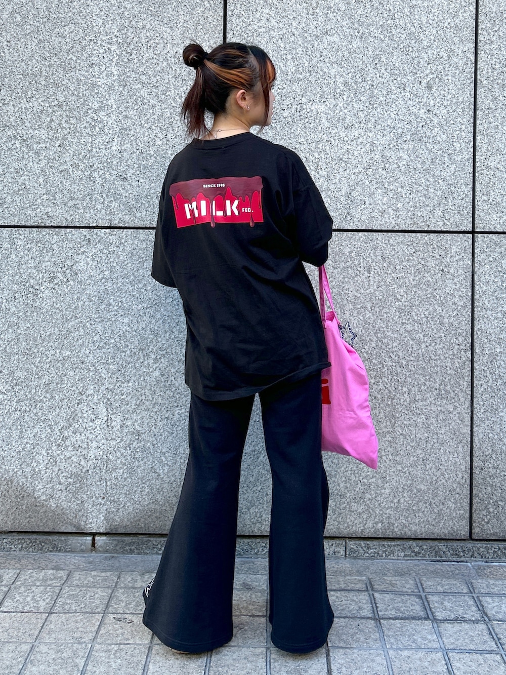 「秋先取りコーデ、パンツスタイル、スウェットパンツ、フレアパンツ、トートバッグ、ミルクフェド、ミルクフェド(MILKFED.)、MILKFED.、Tシャツ、ロゴT、ラクチンコーデ、おしゃれさんと繋がりたい、カラーコーデ、ゆるコーデ、骨格ウェーブ」｜「MILKFED.のMELT BAR LOGO WIDE S/S TEE（Tシャツ/カットソー、ブラック系）」を使った、レイナさん（レディース・154cm）の夏コーディネートの2枚目の写真