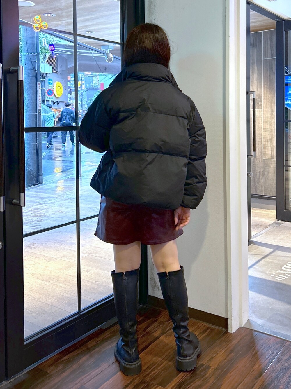 「ダウンジャケット、ミルクフェド、ミルクフェド(MILKFED.)、MILKFED.、レザー、ミニスカート、ロングブーツコーデ、秋のコーデ、きれいめカジュアル、デートスタイル（WOMEN）、オトナガーリー、骨格ウェーブ、低身長、大人女子、お洒落さんとつながりたい」｜「MILKFED.のFAUX LEATHER MINI JUMPER SKIRT（ジャンパースカート、レッド系）」を使った、レイナさん（レディース・154cm）の秋コーディネートの2枚目の写真