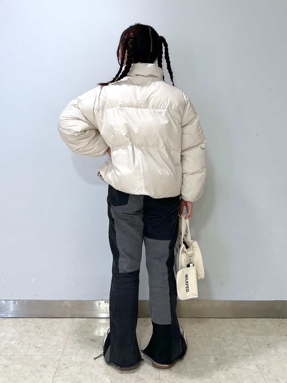 「ミルクフェド、ミルクフェド(MILKFED.)、MILKFED.、フレアパンツ、フレアデニム、デニムパンツ、パファージャケット、ショルダーバッグ、キャンバスバッグ、冬を彩る色いろコーデ、大人カジュアル、着回しコーデ、ootd、低身長、オトナカワイイ」｜「MILKFED.のPUFFER JACKET（ダウンジャケット/コート、ホワイト系）」を使った、レイナさん（レディース・154cm）の冬コーディネートの2枚目の写真