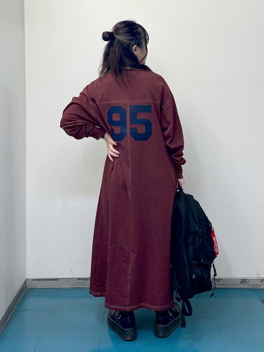 「ミルクフェド、ミルクフェド(MILKFED.)、MILKFED.、ワンピース、リュック、バックパック、お出かけコーデ、ストリート、マイベストコーデ2023、シンプルコーデ、低身長女子、ママコーデ、シャツワンピ、カラー×コーデ、休日スタイル」｜「MILKFED.のFOOTBALL DRESS（ワンピース、ブラウン系）」を使った、レイナさん（レディース・154cm）の冬コーディネートの2枚目の写真