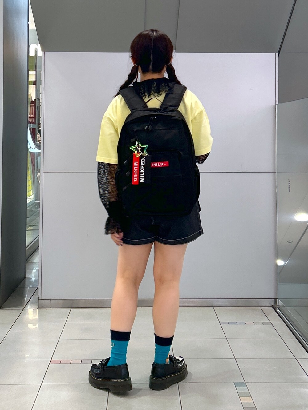 「ミルクフェド、ミルクフェド(MILKFED.)、MILKFED.、Tシャツ、レイヤードスタイル、キュロット、リュック、バックパック、イエロー」｜「MILKFED.のLACE BLOUSE（シャツ/ブラウス、ブラック系）」を使った、レイナさん（レディース・154cm）の春コーディネートの2枚目の写真
