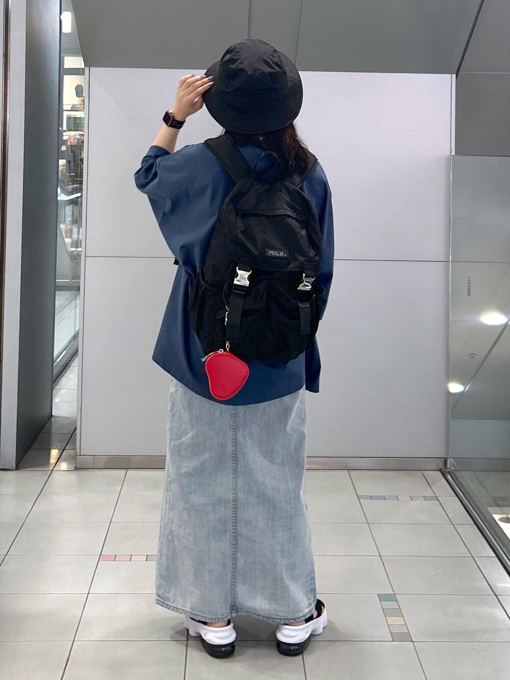 「ミルクフェド、ミルクフェド(MILKFED.)、MILKFED.、休日スタイル、夏コーデ、ビッグT、ビックシルエット、リュック、デニムスカート、ハット、UVカット、オトナカジュアル、今日のコーデ、ネイビー、大人カジュアルコーデ」｜「MILKFED.のCOOPER BIG S/S TOP（Tシャツ/カットソー、ブルー系）」を使った、レイナさん（レディース・154cm）の夏コーディネートの2枚目の写真