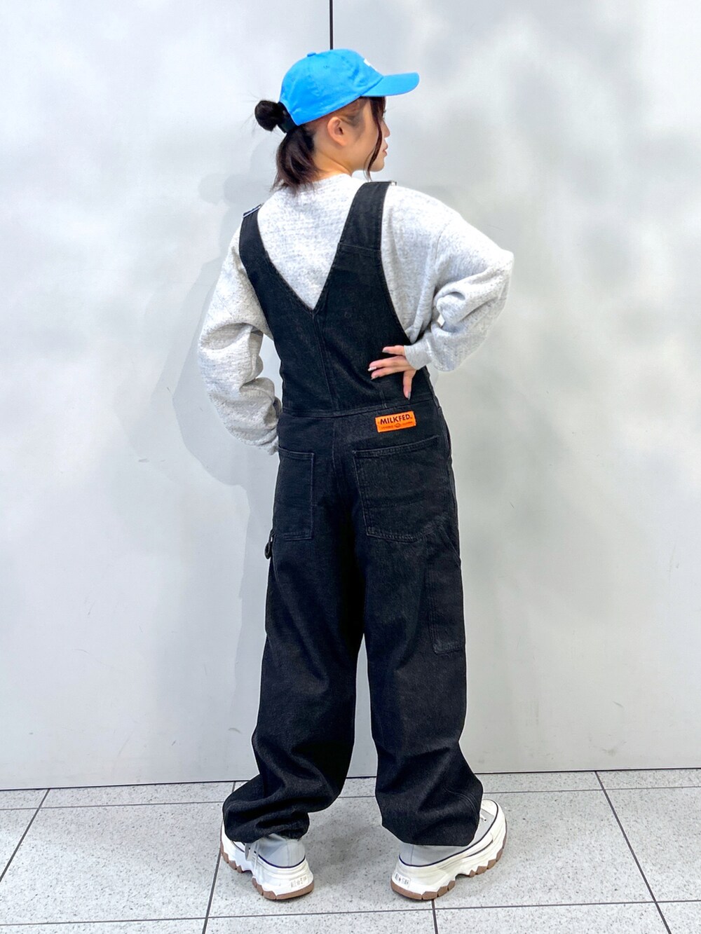 「カラー×コーデ、スウェット、トレーナー、オーバーオール、オーバーサイズ、ミルクフェド、ミルクフェド(MILKFED.)、MILKFED.、ディズニーコーデ、おしゃれさんと繋がりたい、骨格ウェーブ、低身長、キャップ女子、厚底スニーカー、秋服準備はじめました」｜「MILKFED.のDENIM OVERALLS（サロペット/オーバーオール、ブラック系）」を使った、レイナさん（レディース・154cm）の秋コーディネートの2枚目の写真