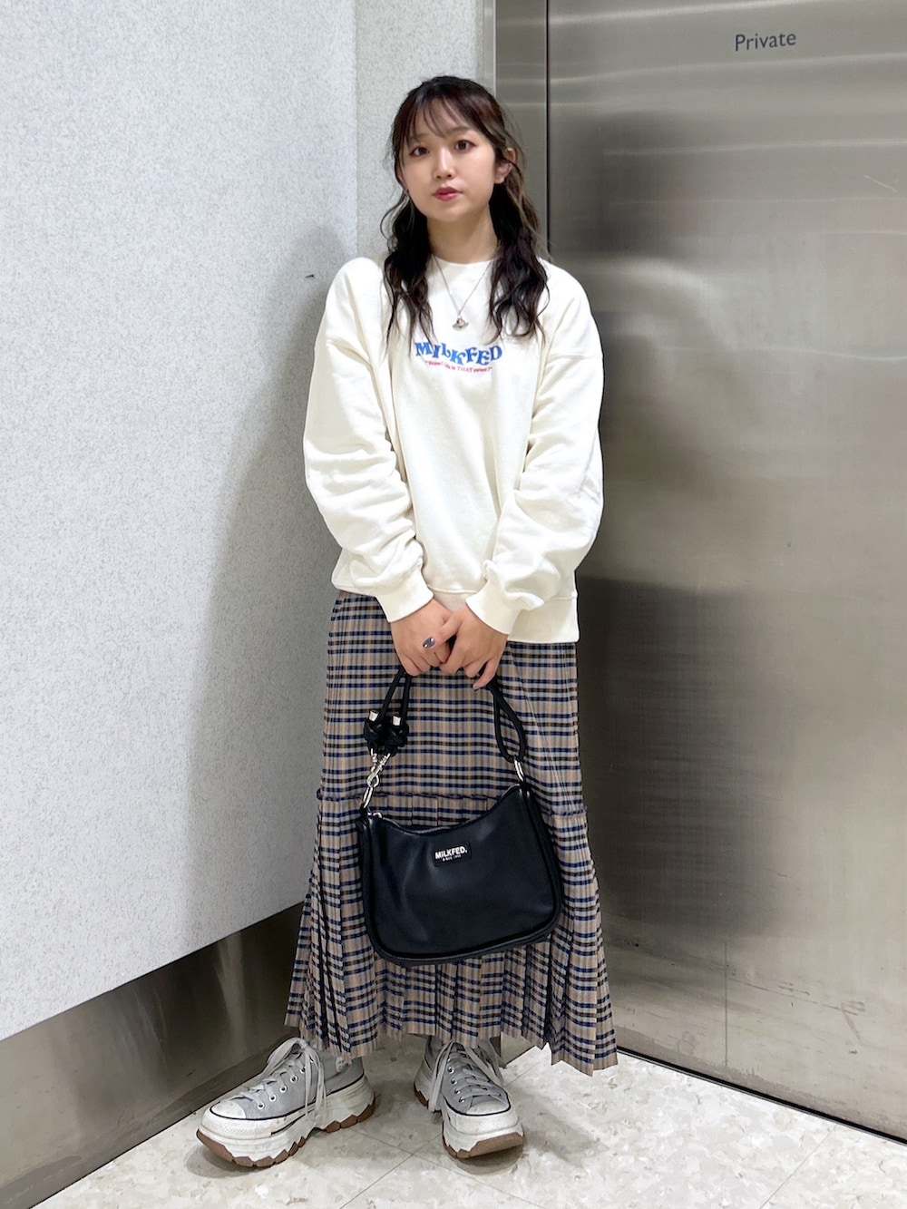 「ファッションを楽しもう、WEARyouthコーデ、ミルクフェド、ミルクフェド(MILKFED.)、MILKFED.、お出かけコーデ、デートスタイル（WOMEN）、チェック、チェックスカート、スウェット、スニーカー、きれいめカジュアル、淡色コーデ、クリスマスに着たい服、大人かわいい」｜「MILKFED.のPLAID PLEATED HEM SKIRT（スカート、グレー系）」を使った、レイナさん（レディース・154cm）の秋コーディネートの2枚目の写真