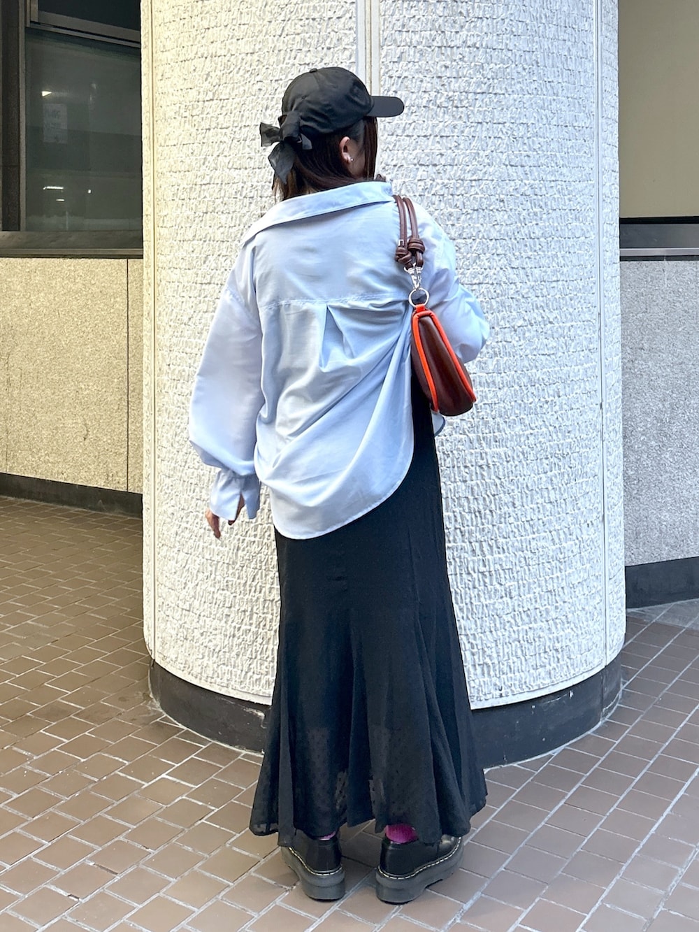 「ミルクフェド、ミルクフェド(MILKFED.)、MILKFED.、シースルートップス、キャミソール、キャップ、ショルダーバッグ、マーメイドスカート、キレイめカジュアル、春服コーデ、大人カジュアル、着回しコーデ、ライトブルー、カラーコーデ、お出かけコーデ」｜「MILKFED.のSIDE DRAWSTRING SHIRT（シャツ/ブラウス、ブルー系）」を使った、レイナさん（レディース・154cm）の春コーディネートの2枚目の写真
