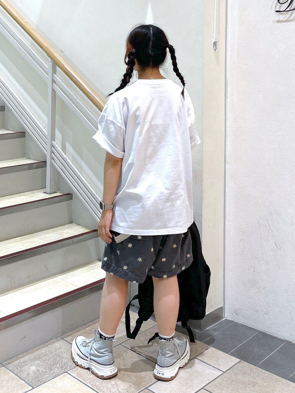 「お出かけコーデ、WEARyouthコーデ、MILKFED.、ミルクフェド、ミルクフェド(MILKFED.)、バックパック、リュック、アツいコーデ全部見せ、ショートパンツ、サロペット、converse、厚底スニーカー、ビッグシルエット、ロゴT、みんなの白Tフェス」｜「MILKFED.のSCHOOL LOGO WIDE S/S TEE（Tシャツ/カットソー、ホワイト系）」を使った、レイナさん（レディース・154cm）の夏コーディネートの3枚目の写真