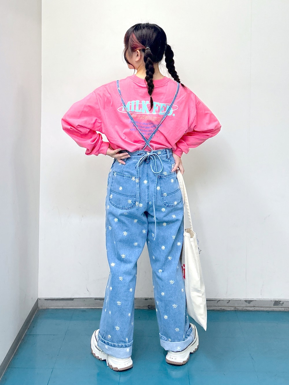 「WEARyouthコーデ、秋服準備はじめました、ミルクフェド、ミルクフェド(MILKFED.)、MILKFED.、サロペット、ロンT、お洒落さんとつながりたい、大人カジュアル、秋先取りコーデ、今日のコーデ、カジュアルコーデ、Kawaii、ootd、骨格ウェーブ」｜「MILKFED.のGO AROUND MILKFED WIDE L/S TEE（Tシャツ/カットソー、ピンク系）」を使った、レイナさん（レディース・154cm）の夏コーディネートの2枚目の写真
