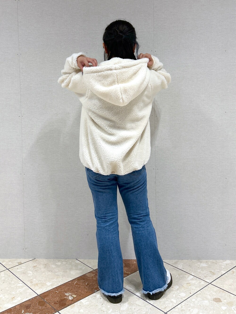 「ボアジャケット、秋服準備はじめました、オーバーサイズ、ミルクフェド、ミルクフェド(MILKFED.)、MILKFED.、フレアデニム、冬服、Dr.Martens、シンプルスタイル、ボアブルゾン、ootd、ユニセックス、秋先取りコーデ、オトナカワイイ」｜「MILKFED.のBOA ZIP UP HOODED JACKET（ブルゾン、ホワイト系）」を使った、レイナさん（レディース・154cm）の秋コーディネートの2枚目の写真