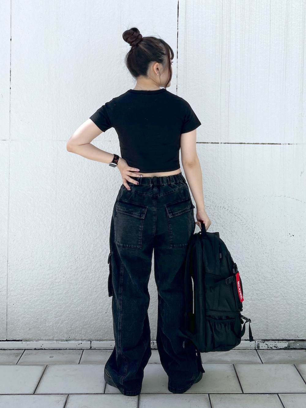 「ミルクフェド、ミルクフェド(MILKFED.)、MILKFED.、aqostudiospace、韓国ファッション、カーゴパンツ、ピチT、リュック、バックパック、ストリート、ootd、ストリートコーデ、ブラックコーデ、コラボ、お出かけコーデ」｜「AQO STUDIO SPACEのMILKFED.xAQO STUDIOS NEO EMBROIDERY BACKPACK（バックパック/リュック、ブラック系）」を使った、レイナさん（レディース・154cm）の春コーディネートの3枚目の写真