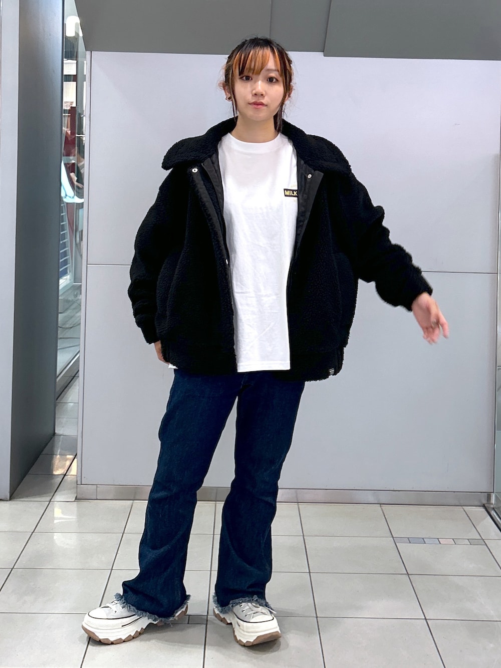 「大人カジュアル、ミルクフェド、ミルクフェド(MILKFED.)、MILKFED.、フレアデニム、ボアジャケット、ボアブルゾン、フレアパンツ、秋先取りコーデ、おしゃれさんと繋がりたい、オトナカワイイ、シンプルスタイル、シンプルコーデ、キレイめカジュアル、ブラックコーデ」｜「MILKFED.のLOGO COLLAR BOA JACKET（ブルゾン、ブラック系）」を使った、レイナさん（レディース・154cm）の夏コーディネートの2枚目の写真