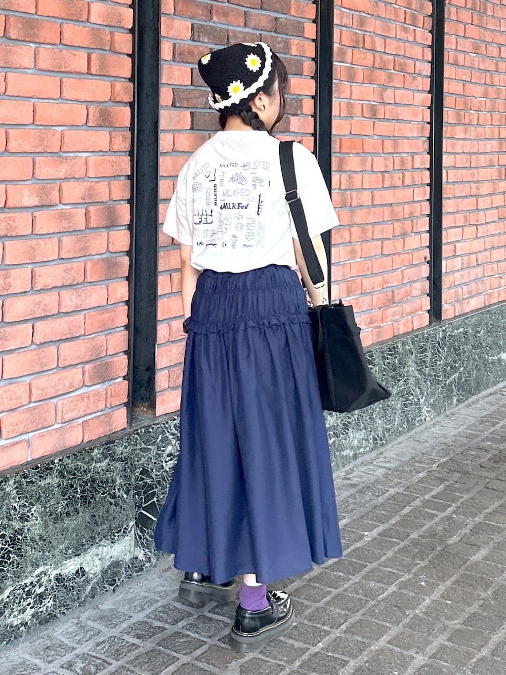 「ミルクフェド、ミルクフェド(MILKFED.)、MILKFED.、夏コーデ、夏だ！Tシャツ着よう！、クロシェ、クロシェハット、ショルダーバッグ、ワンピース、リラックススタイル、今日のコーデ、お出かけコーデ、大人ガーリー、ロゴT、ネイビー」｜「MILKFED.のRUFFLE BAG /2WAYショルダーバッグ トートバッグ/A4収納（ショルダーバッグ、ブラック系）」を使った、レイナさん（レディース・154cm）の夏コーディネートの2枚目の写真