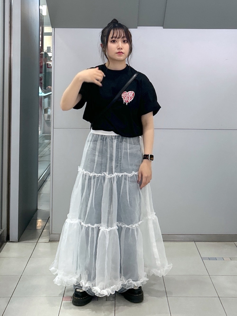 「ミルクフェド、ミルクフェド(MILKFED.)、MILKFED.、グリッター、ハート、チュールスカート、デニムパンツ、レイヤードスタイル、ショルダーバッグ、ロゴT、Tシャツ、春夏コーデ、今日のコーデ、着回しコーデ、大人カジュアル」｜「MILKFED.のMELTY HEART S/S TEE（Tシャツ/カットソー、ブラック系）」を使った、レイナさん（レディース・154cm）の春コーディネートの2枚目の写真