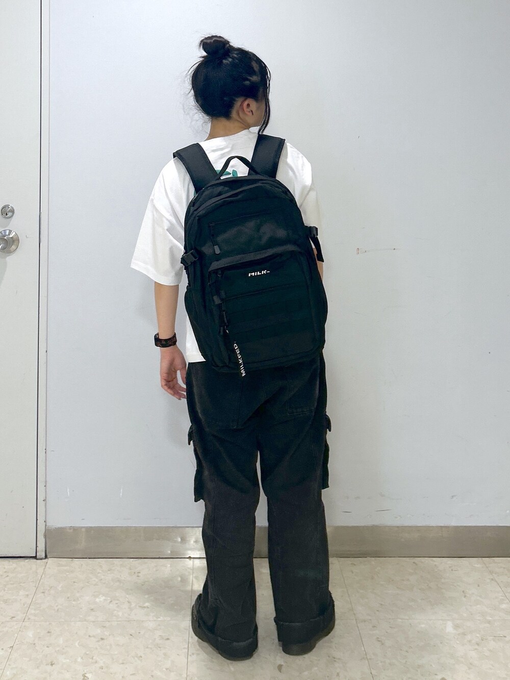 「ミルクフェド、ミルクフェド(MILKFED.)、MILKFED.、夏コーデ、白Tシャツ、カーゴパンツ、リュック、バックパック、カジュアルコーデ、リラックススタイル、シンプルコーデ、大人カジュアル、着回しコーデ、骨格ウェーブ、さくらんぼ」｜「MILKFED.の着心地もデザインにもこだわった一枚。MELT CHERRY WIDE S/S TEE（Tシャツ/カットソー、ホワイト系）」を使った、レイナさん（レディース・154cm）の夏コーディネートの2枚目の写真