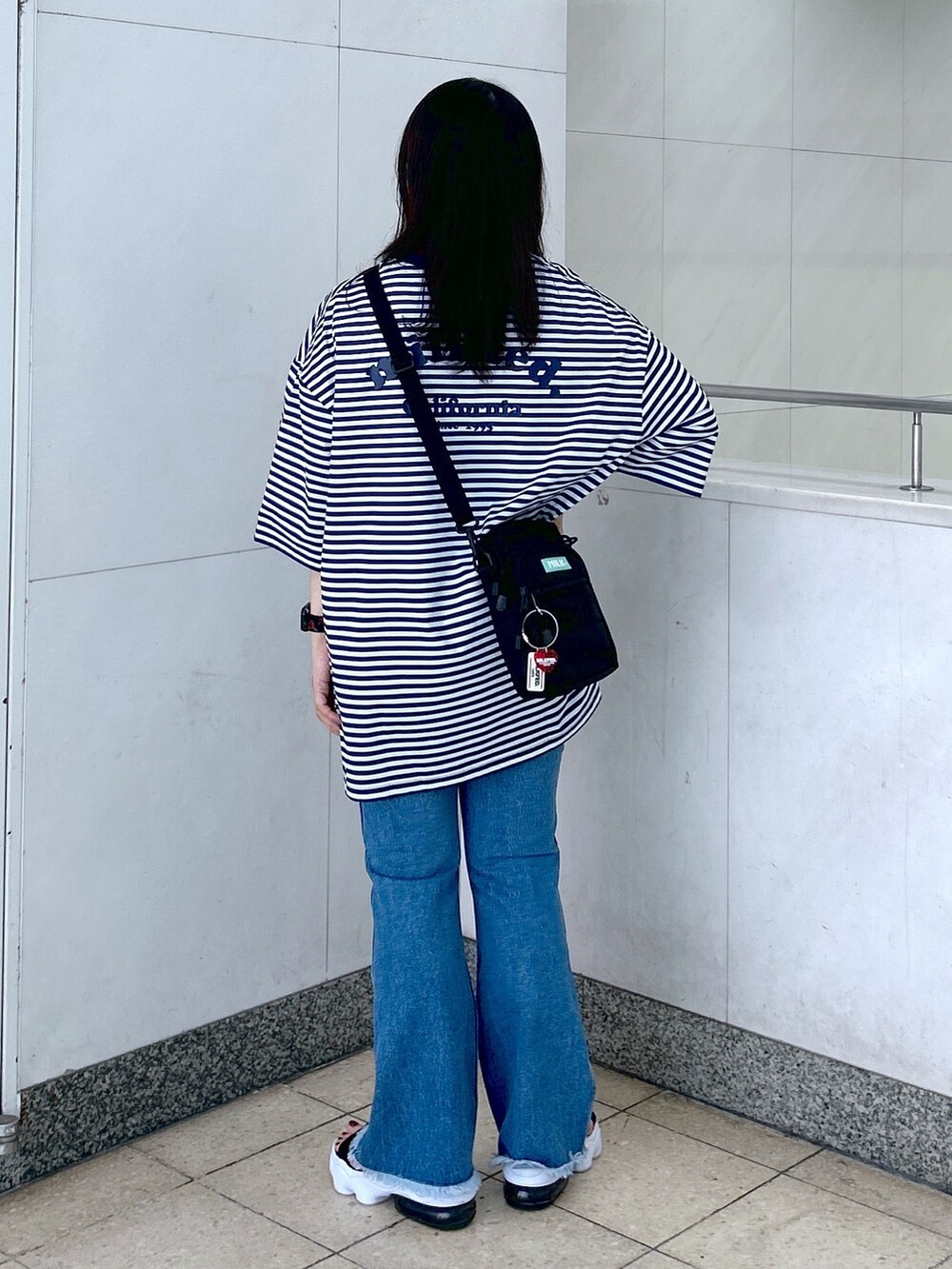 「MILKFED.、ミルクフェド(MILKFED.)、ミルクフェド、ボーダー、ラッシュガード、フレアパンツ、ショルダーバッグ、サンダル、夏コーデ、スポーツミックス、休日スタイル、アウトドアスタイル、日焼け対策、おでかけコーデ、ビッグT」｜「Ocean PacificのMILKFED. x OP RASH GUARD POCKET TEE（水着、その他）」を使った、レイナさん（レディース・154cm）の夏コーディネートの3枚目の写真
