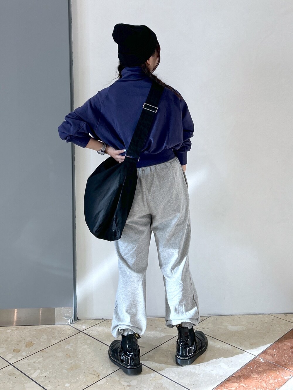 「ミルクフェド、ミルクフェド(MILKFED.)、MILKFED.、重ね着ベストシーズン、スウェットパンツ、ショルダーバッグ、ニット帽、Dr.Martens、ハーフジップ、ボーイッシュ、ボーイズライク、メンズライク、スポーツミックス、ストリート、大人カジュアル」｜「MILKFED.のSTAND COLLAR HALF ZIP SWEATSHIRT（スウェット、ブルー系）」を使った、レイナさん（レディース・154cm）の秋コーディネートの2枚目の写真