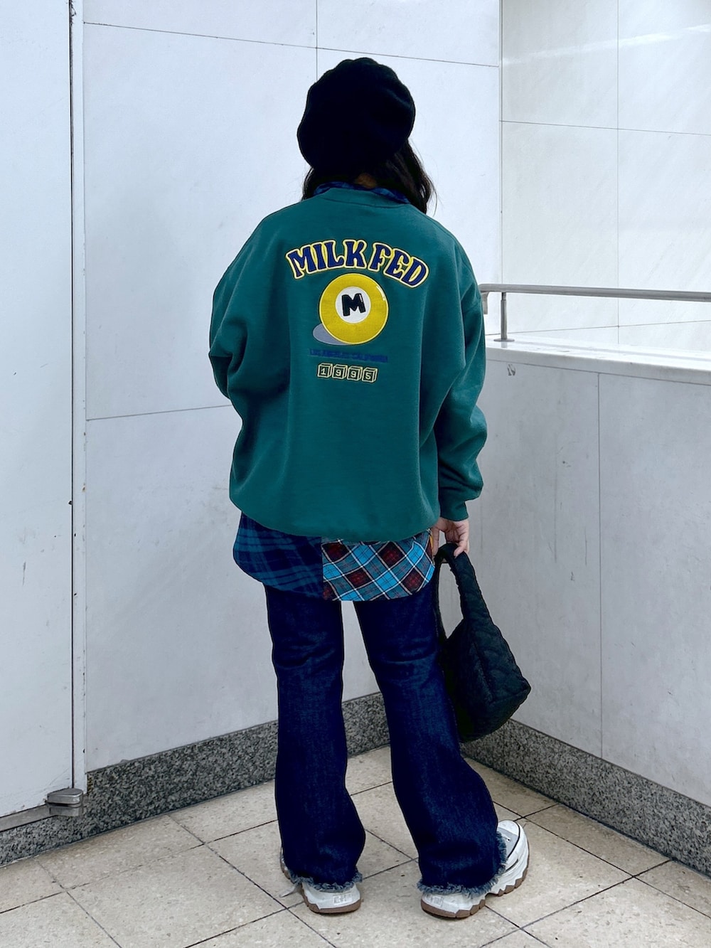 「秋服まるっと大公開、ストリート、秋コーデ、初秋コーデ、ミルクフェド、ミルクフェド(MILKFED.)、MILKFED.、キルティング、キルティングバッグ、フレアデニム、スウェット、重ね着、レイヤードスタイル、お出かけコーデ、低身長コーデ」｜「MILKFED.のCUE BALL SWEAT TOP（スウェット、グリーン系）」を使った、レイナさん（レディース・154cm）の秋コーディネートの3枚目の写真