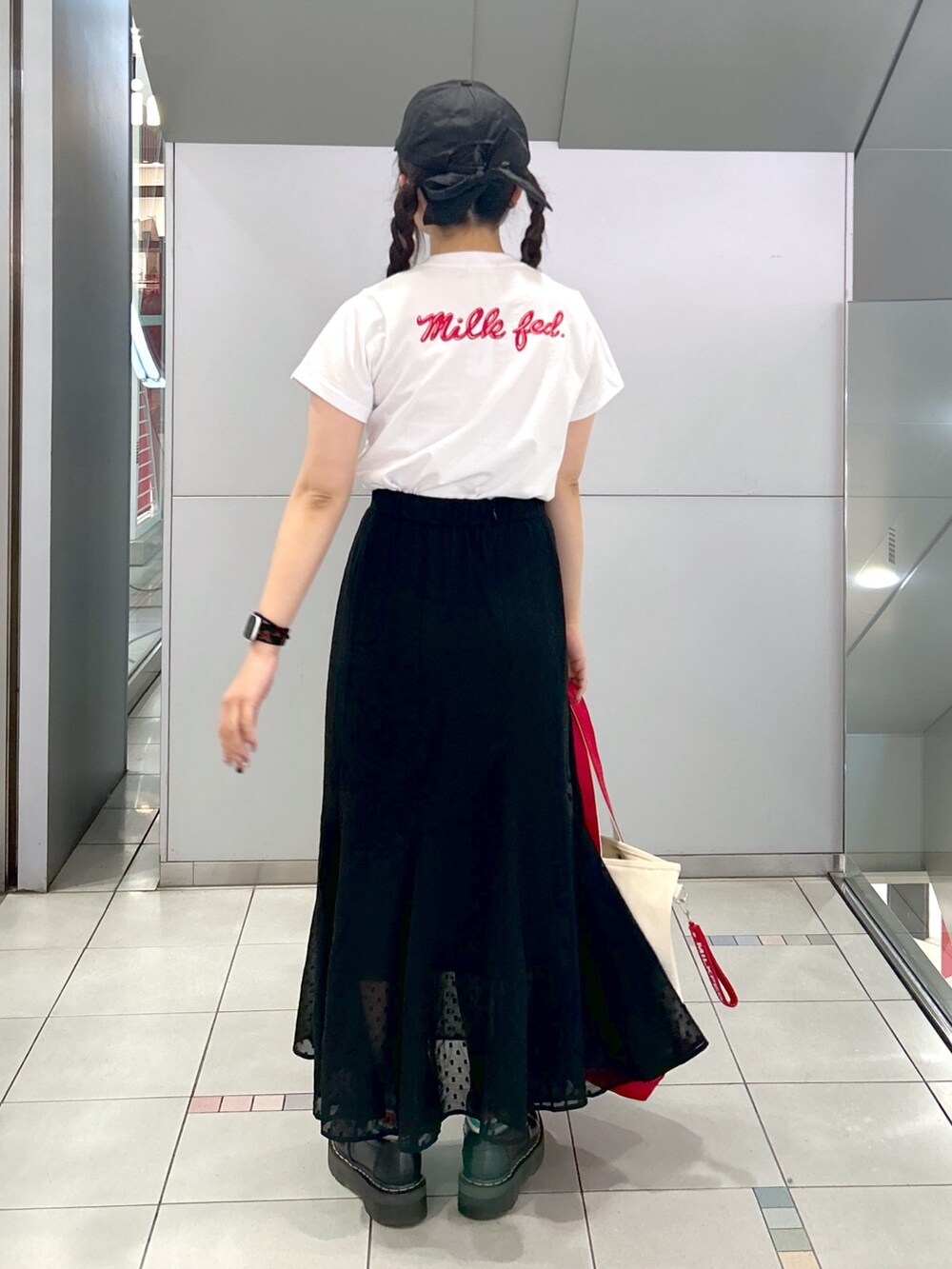 「ミルクフェド、ミルクフェド(MILKFED.)、MILKFED.、Tシャツ、マーメイドスカート、トートバッグ、aqostudiospace、韓国ブランド、キャップ女子、春服みてみて、大人かわいい、お出かけコーデ、お花見コーデ、ootd、きれいめコーディネート」｜「MILKFED.のICING SCRIPT COMPACT S/S TEE（Tシャツ/カットソー、レッド系）」を使った、レイナさん（レディース・154cm）の春コーディネートの2枚目の写真