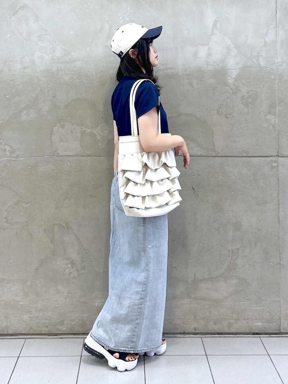 「ミルクフェド、ミルクフェド(MILKFED.)、MILKFED.、デートコーデ、デニムスカート、NEW ERA、キャップ女子、チビT、フリルバッグ、夏コーデ、夏だ！Tシャツ着よう！、シンプルスタイル、大人コーデ、オトナカジュアル、カラーコーデ」｜「MILKFED.のCOOPER LOGO COMPACT S/S TEE（Tシャツ/カットソー、ブルー系）」を使った、レイナさん（レディース・154cm）の夏コーディネートの2枚目の写真