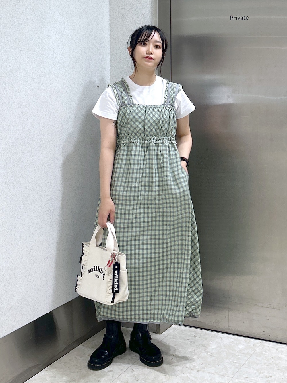 「ミルクフェド、ミルクフェド(MILKFED.)、MILKFED.、きれいめカジュアル、夏だ！Tシャツ着よう！、ワンピース、休日スタイル、大人かわいい、ootd、グリーン、ショルダーバッグ、低身長コーデ、お出かけコーデ、夏コーデ、骨格ウェーブ」｜「MILKFED.のGINGHAM CHECK RUFFLE DRESS（ワンピース、グリーン系）」を使った、レイナさん（レディース・154cm）の夏コーディネートの2枚目の写真