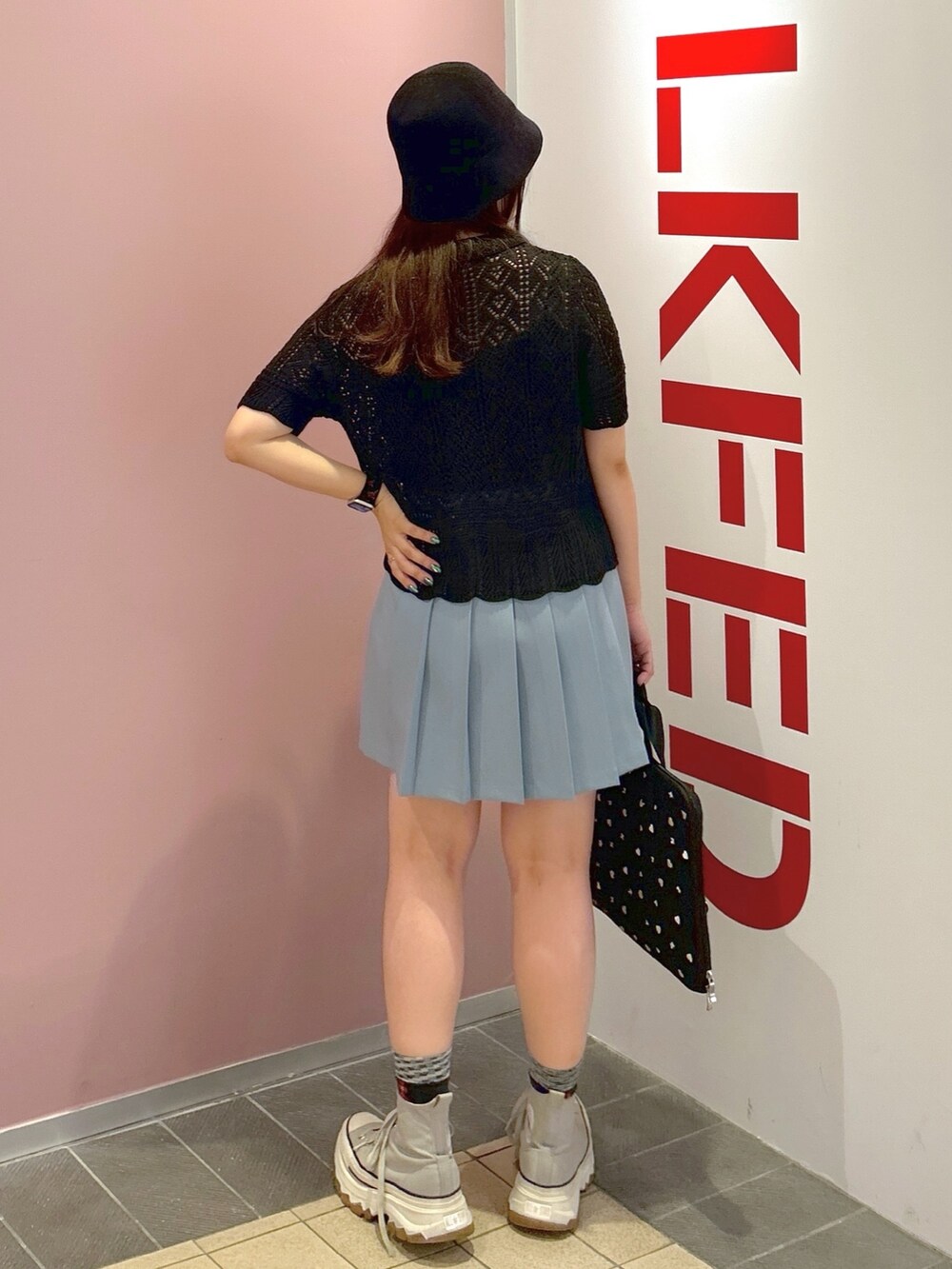 「ミルクフェド、MILKFED.、ミルクフェド(MILKFED.)、カーディガン、ミニスカート、ハット、パソコンケース、PCケース、水色」｜「MILKFED.のLACE KNIT CARDIGAN（カーディガン/ボレロ、ブラック系）」を使った、レイナさん（レディース・154cm）の春コーディネートの2枚目の写真
