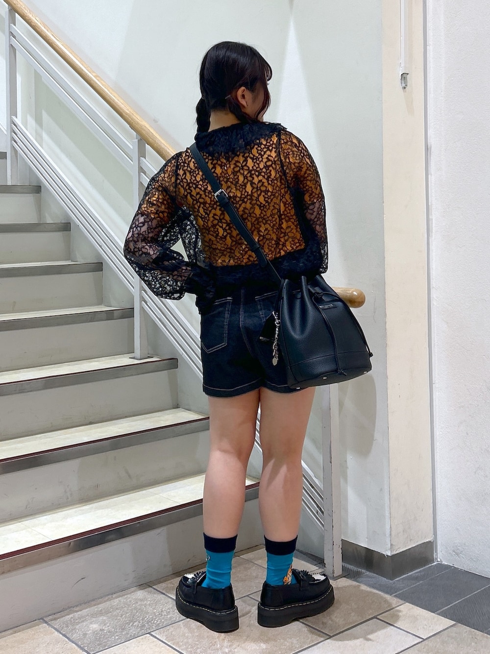 「ミルクフェド、ミルクフェド(MILKFED.)、MILKFED.、レイヤードスタイル、カーディガン、レース、ショルダーバッグ、キュロット、デニムミニスカート、オレンジ」｜「MILKFED.のLETTUCE EDGE S/S TOP（Tシャツ/カットソー、オレンジ系）」を使った、レイナさん（レディース・154cm）の春コーディネートの2枚目の写真