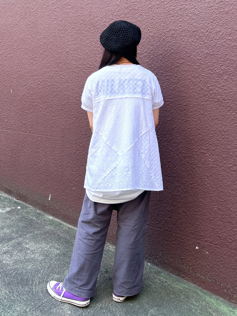 「MILKFED.、ミルクフェド、ミルクフェド(MILKFED.)、ZOZOセール2023夏、パンツコーデ、オトナカジュアル、シャツスタイル、骨格ウェーブ、ミリタリーパンツ、レース、コンバース、converse、楽チンコーデ、大人かわいい」｜「RAY CASSINのアイテム（ハンチング/ベレー帽、ブラック系）」を使った、レイナさん（レディース・154cm）の夏コーディネートの2枚目の写真