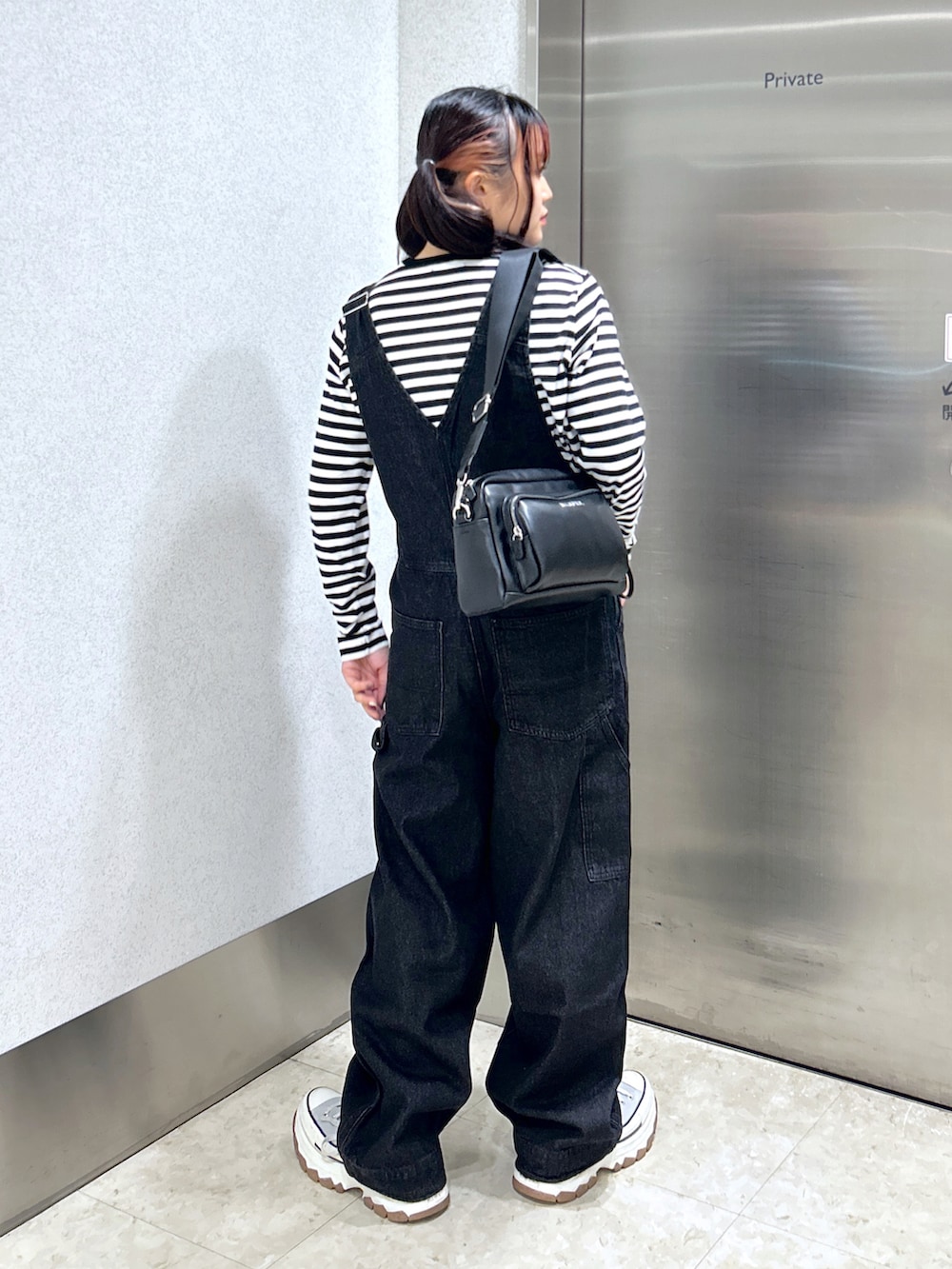「秋服準備はじめました、ディズニーコーデ、ロンT、オーバーオール、ボーダー、ミルクフェド、ミルクフェド(MILKFED.)、MILKFED.、おしゃれさんと繋がりたい、骨格ウェーブ、低身長コーデ、休日スタイル、デニムコーデ、今日のコーデ、秋コーデ」｜「MILKFED.のDENIM OVERALLS（サロペット/オーバーオール、ブラック系）」を使った、レイナさん（レディース・154cm）の秋コーディネートの2枚目の写真