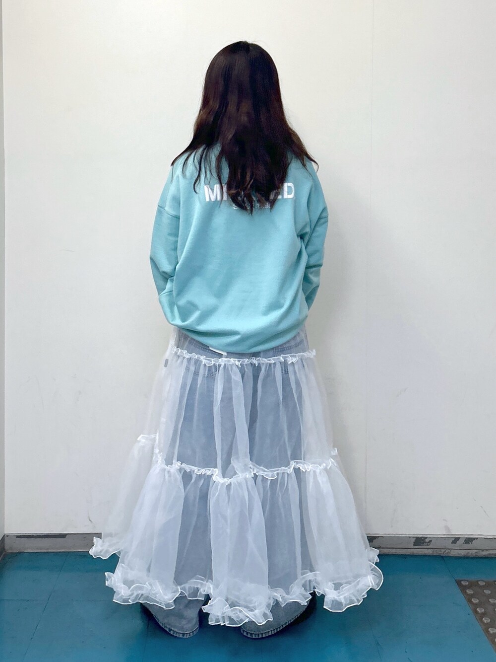 「ミルクフェド、ミルクフェド(MILKFED.)、MILKFED.、スウェット、トレーナー、ラップスカート、チュールスカート、レイヤードスタイル、トートバッグ、大人カジュアル、水色、パステルカラー、ootd、休日スタイル、ふわふわスカート」｜「MILKFED.のFAIRY WRAP SKIRT（スカート、ホワイト系）」を使った、レイナさん（レディース・154cm）の春コーディネートの2枚目の写真