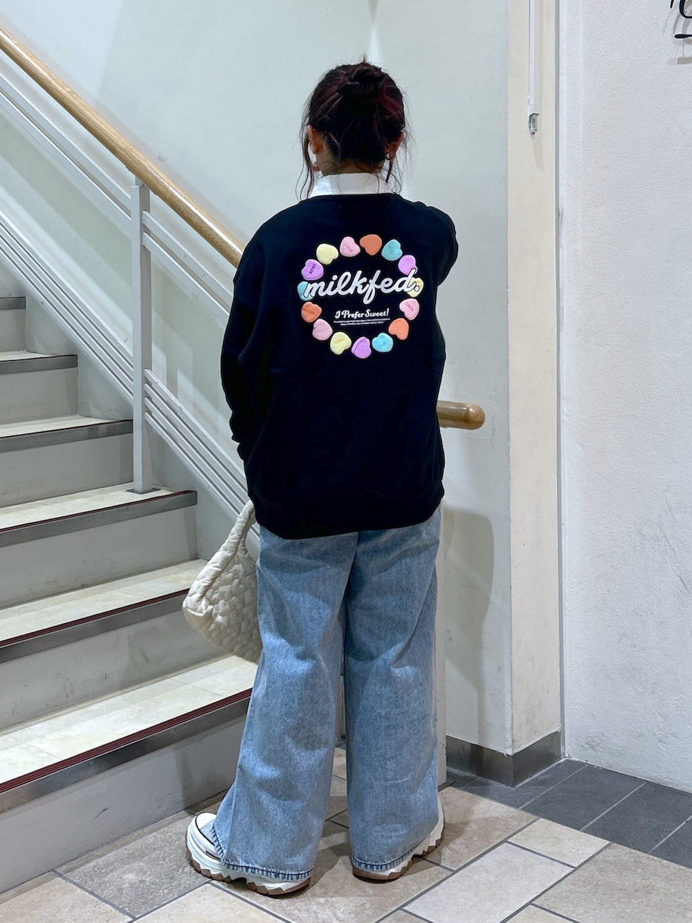 「ミルクフェド、ミルクフェド(MILKFED.)、MILKFED.、レイヤードスタイル、トレーナー、スウェット、重ね着ベストシーズン、デニムパンツ、ワイドデニム、キルティング、休日スタイル、大人カジュアル、着回しコーデ、カジュアルガーリー、ブラックコーデ」｜「MILKFED.のCIRCLE HEART SWEAT TOP（スウェット、ブラック系）」を使った、レイナさん（レディース・154cm）の冬コーディネートの2枚目の写真