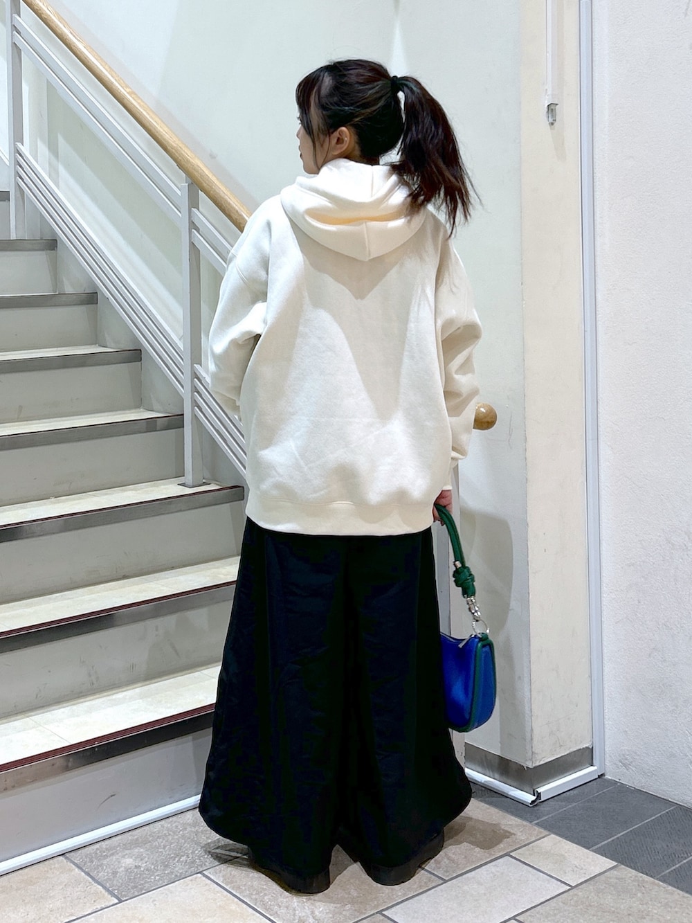 「WEARyouthコーデ、ミルクフェド、ミルクフェド(MILKFED.)、MILKFED.、ジップアップパーカー、パーカー、裏起毛、ショルダーバッグ、ワイドパンツ、ストリート、ストリートコーデ、ロゴパーカー、お出かけコーデ、着回しコーデ、冬アウター」｜「MILKFED.のPIPING BAG（ショルダーバッグ、ブルー系）」を使った、レイナさん（レディース・154cm）の冬コーディネートの2枚目の写真