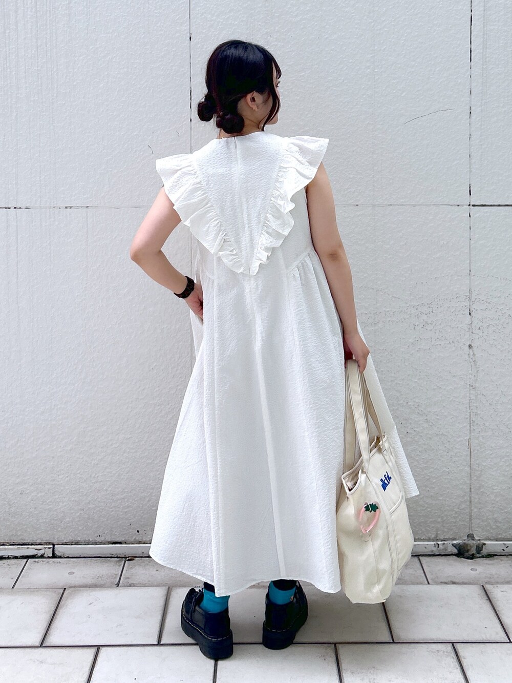 「ミルクフェド、MILKFED.、ミルクフェド(MILKFED.)、ワンピース、ドレス、ホワイトコーデ、トートバッグ、春夏コーデ、お出かけコーデ、デートコーデ、ピクニック、きれいめカジュアル、初夏コーデ、春ファッション、ワンピーススタイル」｜「MILKFED.のCONTRAST STITCH TOTE BAG（トートバッグ、ブルー系）」を使った、レイナさん（レディース・154cm）の春コーディネートの2枚目の写真
