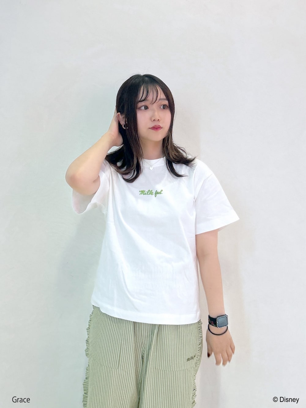 「ミルクフェド、ミルクフェド(MILKFED.)、MILKFED.、disney、ティンカーベル、ライトグリーン、ディズニーコーデ、Tシャツ、ワイドパンツ、ポーチ、きれいめカジュアル、お出かけコーデ、ディズニー、カラーコーデ、シアートップス」｜「DisneyのMILKFED./TINKER BELL/SS TEE（Tシャツ/カットソー、ホワイト系）」を使った、レイナさん（レディース・154cm）の春コーディネートの5枚目の写真