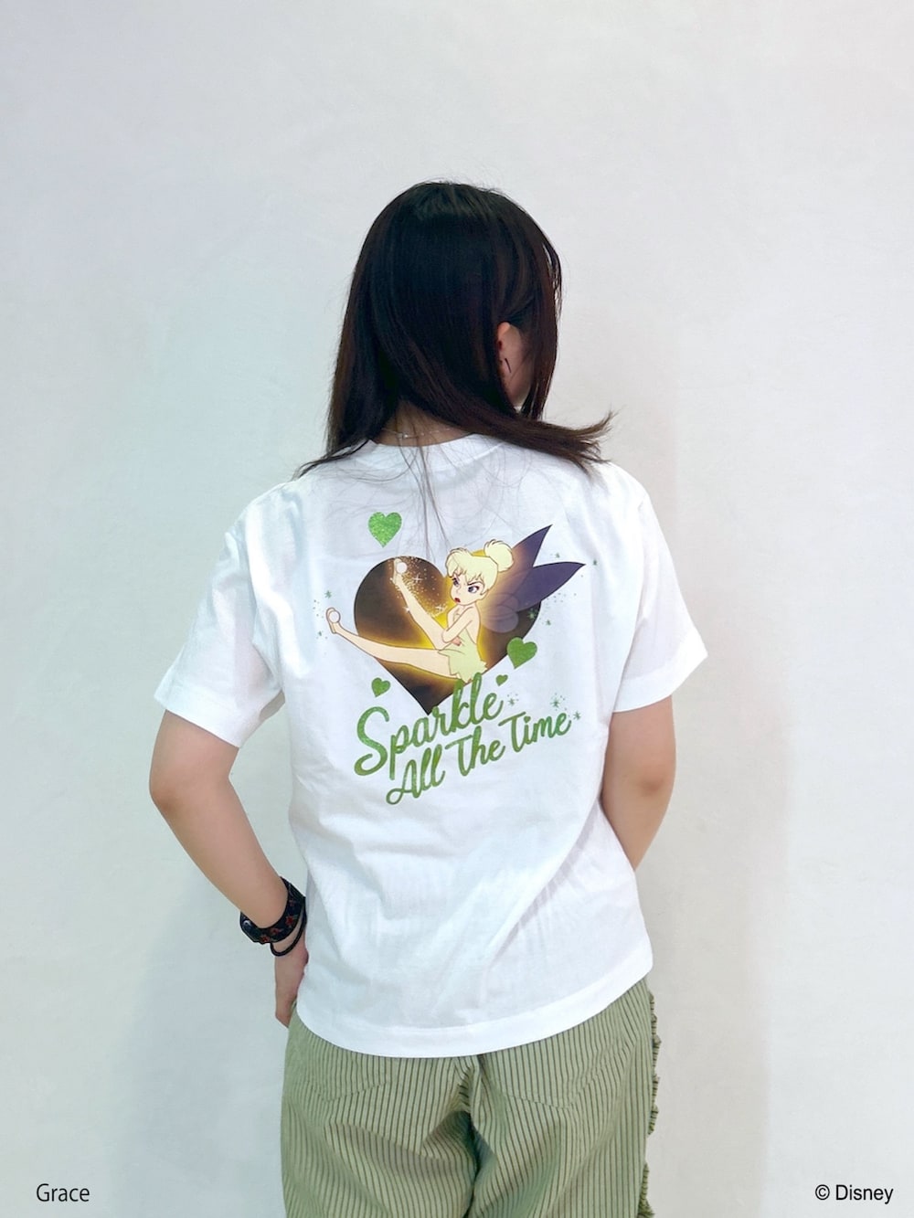 「ミルクフェド、ミルクフェド(MILKFED.)、MILKFED.、disney、ティンカーベル、ライトグリーン、ディズニーコーデ、Tシャツ、ワイドパンツ、ポーチ、きれいめカジュアル、お出かけコーデ、ディズニー、カラーコーデ、シアートップス」｜「DisneyのMILKFED./TINKER BELL/SS TEE（Tシャツ/カットソー、ホワイト系）」を使った、レイナさん（レディース・154cm）の春コーディネートの6枚目の写真