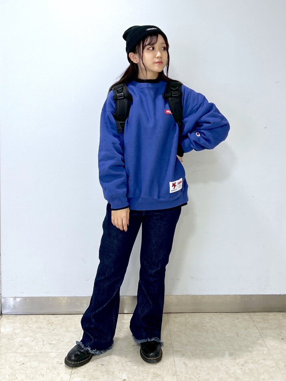 「重ね着ベストシーズン、ミルクフェド、ミルクフェド(MILKFED.)、MILKFED.、スウェット、トレーナー、タートルネック、デニムパンツ、フレアデニム、ニット帽、リュック、バックパック、大人カジュアル、ストリートコーデ、チャンピオン」｜「MILKFED.のMILKFED.ⅹCHAMPION SWEAT TOP（スウェット、ブルー系）」を使った、レイナさん（レディース・154cm）の秋コーディネートの2枚目の写真