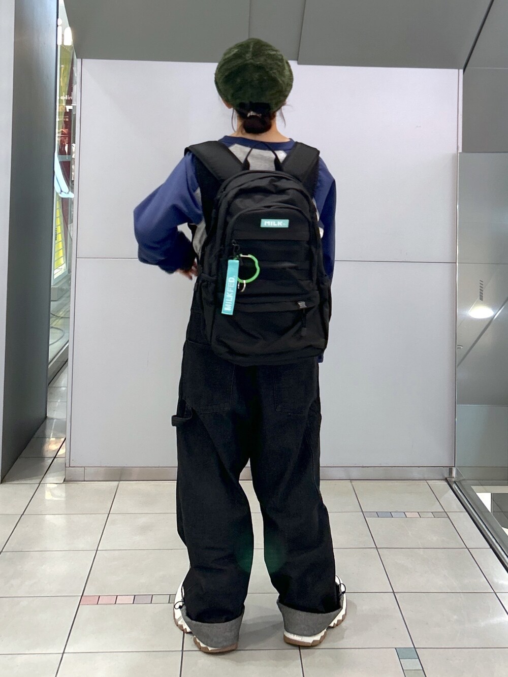 「ファッションを楽しもう、WEARyouthコーデ、ミルクフェド、ミルクフェド(MILKFED.)、MILKFED.、オーバーオール、ストリート、秋冬コーデ、お出かけコーデ、バックパック、リュック、ラグランTシャツ、サロペット、converse、厚底スニーカー」｜「MILKFED.のLOGO FLUFFY ROLL CAP（ハット、グリーン系）」を使った、レイナさん（レディース・154cm）の秋コーディネートの3枚目の写真