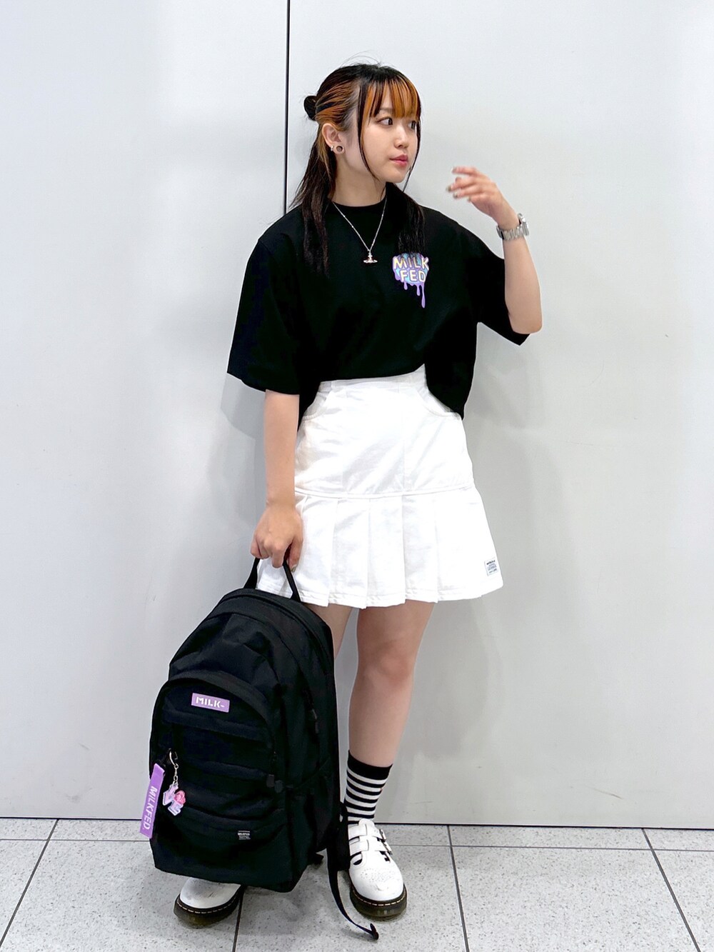 「お出かけコーデ、WEARyouthコーデ、カラー×コーデ、アツいコーデ全部見せ、ミルクフェド、ミルクフェド(MILKFED.)、MILKFED.、プリーツスカート、ミニスカート、バックパック、リュック、パープル×黒、カジュアルコーデ、ショート丈トップス、低身長コーデ」｜「MILKFED.のDRIP LOGO WIDE TOP（Tシャツ/カットソー、ブラック系）」を使った、レイナさん（レディース・154cm）の夏コーディネートの2枚目の写真